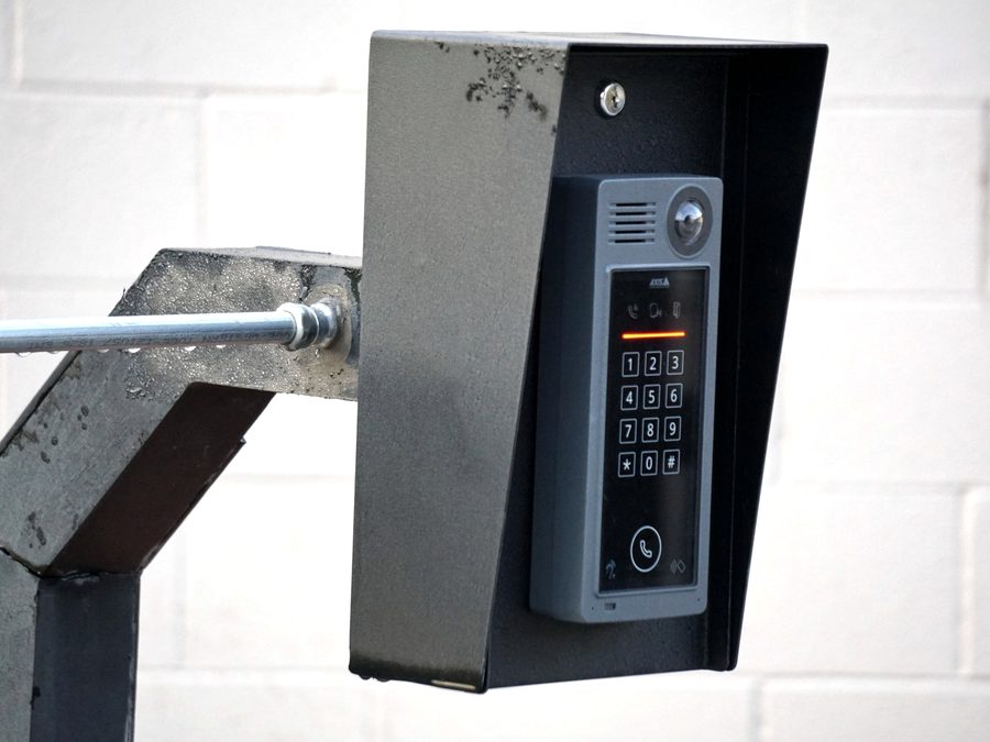 Central de alarme com teclado numérico instalada em parede externa