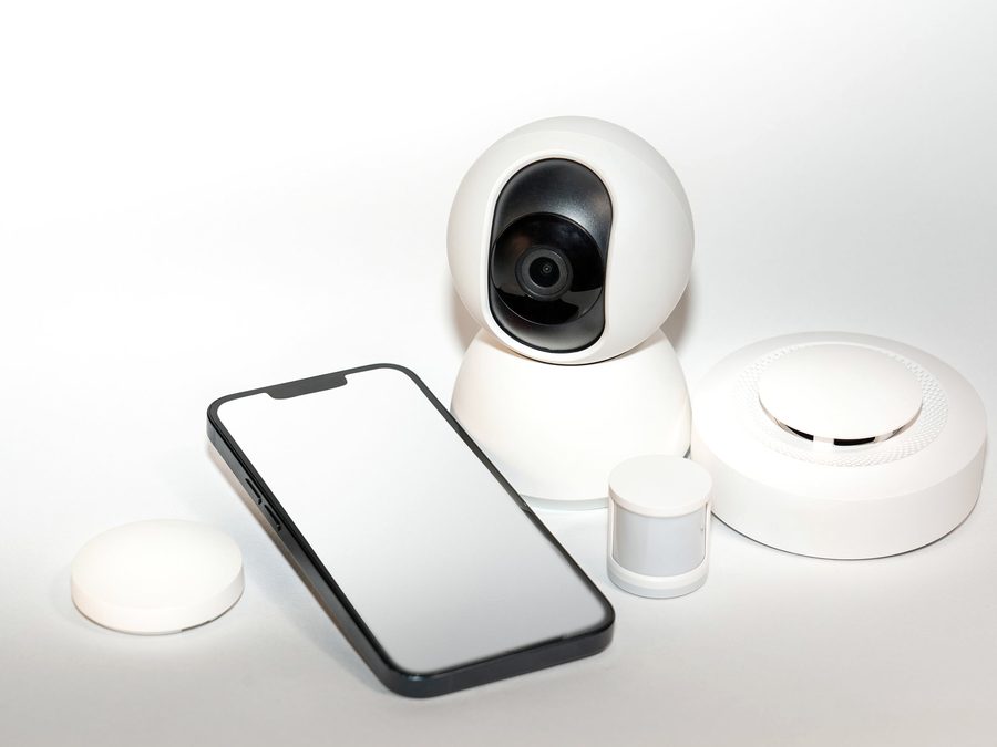 Conjunto de equipamentos de segurança brancos ao lado de um celular