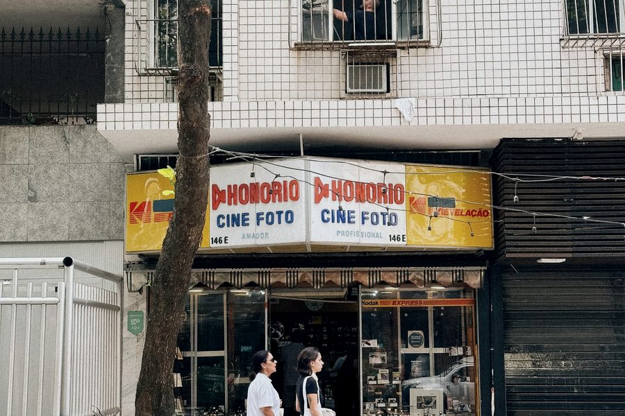 Loja de rua no Rio de Janeiro, com grades nas janelas