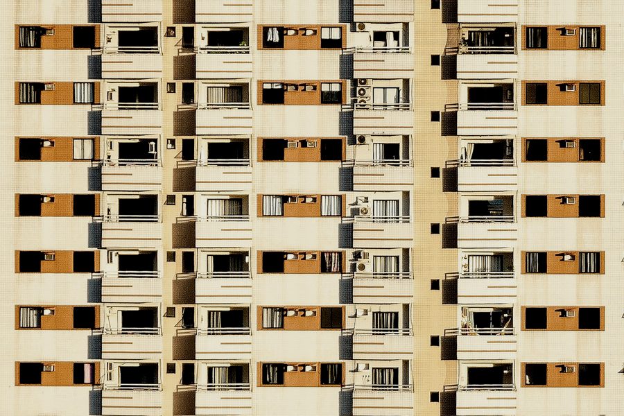 Prédio de apartamentos brasileiro, com sacadas