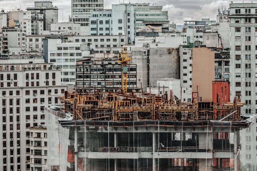 Canteiro de obra em área urbana brasileira